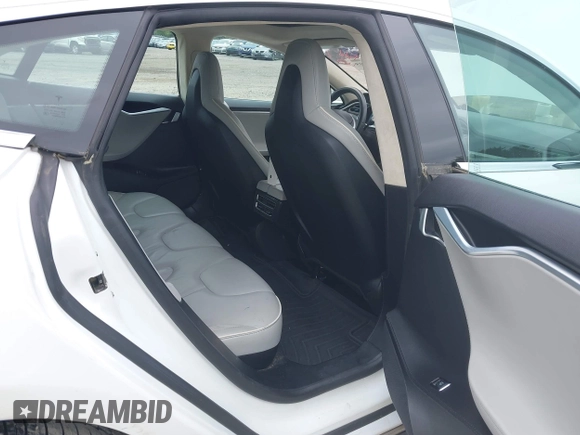 2013 Tesla Model S Performance z VIN 5YJSA1DP1DFP16609, wystawiony jako IAAI lot #42458995 z przebiegiem 110 722 mil mil oraz . Historia ofert i sprzedaży dostępna na DreamBid. Obrazek 8.