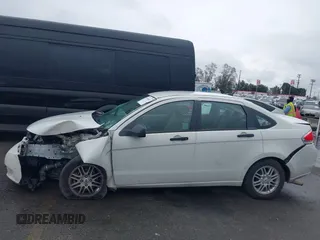 2009 Ford Focus SE z VIN 1FAHP35N19W114402, wystawiony jako IAAI lot #41510501 z przebiegiem Nie podano mil oraz . Historia ofert i sprzedaży dostępna na DreamBid. Obrazek 15.