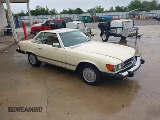 1983 Mercedes-Benz 380 SL z VIN WDBBA45A3DB021934, wystawiony jako IAAI lot #42355288 z przebiegiem 10 887 mil mil oraz . Historia ofert i sprzedaży dostępna na DreamBid. Obrazek 1.