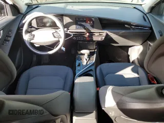 2025 Kia Niro LX with VIN KNDCP3LE3S5215136, listed as a Copart auction lot 43870085 with 3,981 mi miles and Salvage Title. Bid and sale history available at carsss.com. Image 8.