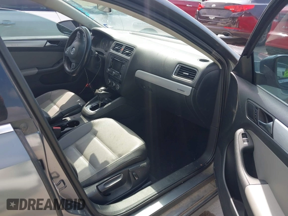 2013 Volkswagen Jetta Hybrid SE с VIN 3VW637AJ5DM263330, выставлен на аукционе IAAI как лот 42540756 с пробегом 109 164 миль миль и . История ставок и продаж доступна на DreamBid. Изображение 5.
