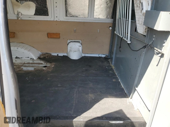 2010 Ford Econoline Cargo Commercial z VIN 1FTNE2EL0ADA17719, wystawiony jako Copart lot #59343765 z przebiegiem 85 417 mil mil oraz Tytuł czysty. Historia ofert i sprzedaży dostępna na DreamBid. Obrazek 11.