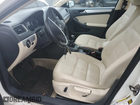 2013 Volkswagen Jetta SE z VIN 3VWBX7AJXDM432714, wystawiony jako Copart lot #61093845 z przebiegiem 69 098 mil mil oraz Czysty tytuł • Clean title. Historia ofert i sprzedaży dostępna na DreamBid. Obrazek 7.