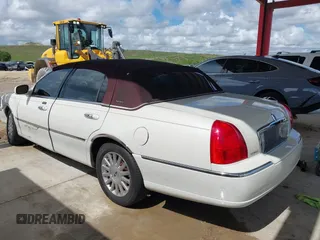 2006 Lincoln Town Car Signature z VIN 1LNHM81W36Y602874, wystawiony jako IAAI lot #42414765 z przebiegiem 121 459 mil mil oraz . Historia ofert i sprzedaży dostępna na DreamBid. Obrazek 14.
