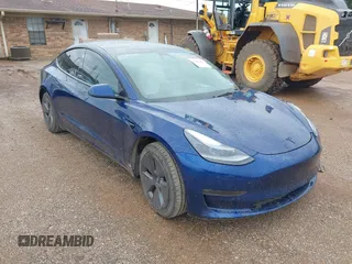 2022 Tesla Model 3 Long Range z VIN 5YJ3E1EB0NF115060, wystawiony jako IAAI lot #42042855 z przebiegiem 42 004 mil mil oraz . Historia ofert i sprzedaży dostępna na DreamBid. Obrazek 1.