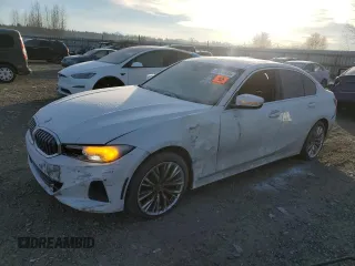 2024 BMW 3 Series 330i xDrive z VIN 3MW89FF07R8D83454, wystawiony jako Copart lot #88663935 z przebiegiem 24 493 mil mil oraz Czysty tytuł • Clean title. Historia ofert i sprzedaży dostępna na DreamBid. Obrazek 1.
