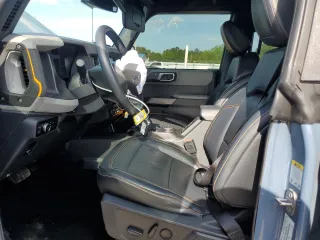 2023 Ford Bronco z VIN 1FMEE5DPXPLA82044, wystawiony jako Copart lot #55742035 z przebiegiem 50 397 mil mil oraz Szkoda całkowita • Salvage title. Historia ofert i sprzedaży dostępna na DreamBid. Obrazek 7.