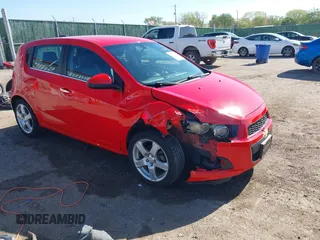 2015 Chevrolet Sonic LTZ z VIN 1G1JE6SB4F4144491, wystawiony jako IAAI lot #42014711 z przebiegiem 97 852 mil mil oraz . Historia ofert i sprzedaży dostępna na DreamBid. Obrazek 1.