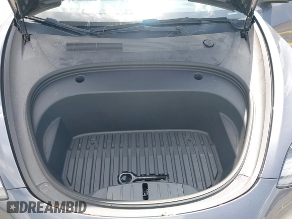 2023 Tesla Model 3 z VIN 5YJ3E1EA3PF435158, wystawiony jako IAAI lot #42356031 z przebiegiem 41 408 mil mil oraz . Historia ofert i sprzedaży dostępna na DreamBid. Obrazek 10.