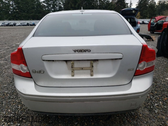 2004 Volvo S40 z VIN YV1MS382242015462, wystawiony jako Copart lot #80990264 z przebiegiem 193 137 mil mil oraz Czysty tytuł • Clean title. Historia ofert i sprzedaży dostępna na DreamBid. Obrazek 6.