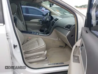 2013 Lincoln MKX z VIN 2LMDJ6JK9DBL27647, wystawiony jako IAAI lot #42140913 z przebiegiem 211 412 mil mil oraz . Historia ofert i sprzedaży dostępna na DreamBid. Obrazek 5.