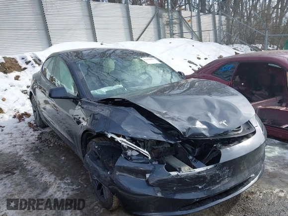 2025 Tesla Model 3 Long Range z VIN 5YJ3E1EB5SF880681, wystawiony jako IAAI lot #41429855 z przebiegiem 747 mil mil oraz . Historia ofert i sprzedaży dostępna na DreamBid. Obrazek 1.