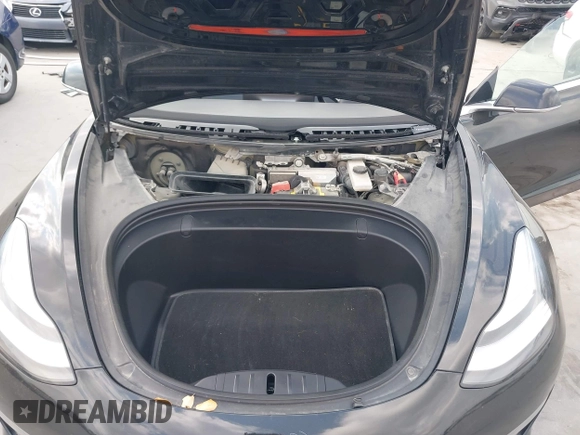 2018 Tesla Model 3 Long Range Battery z VIN 5YJ3E1EB3JF178812, wystawiony jako IAAI lot #42124838 z przebiegiem 124 229 mil mil oraz . Historia ofert i sprzedaży dostępna na DreamBid. Obrazek 10.