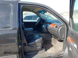 2014 GMC Yukon XL SLT with VIN 1GKS2KE79ER238831, listed as a IAAI auction lot 41767472 with 284,596 mi miles. Bid and sale history available at carsss.com. Image 5.
