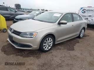 2014 Volkswagen Jetta SE z VIN 3VWD17AJ0EM247843, wystawiony jako IAAI lot #42385042 z przebiegiem 181 994 mil mil oraz . Historia ofert i sprzedaży dostępna na DreamBid. Obrazek 2.