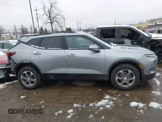 2024 Chevrolet Blazer LT z VIN 3GNKBCR4XRS162094, wystawiony jako IAAI lot #42007044 z przebiegiem 23 421 mil mil oraz . Historia ofert i sprzedaży dostępna na DreamBid. Obrazek 14.