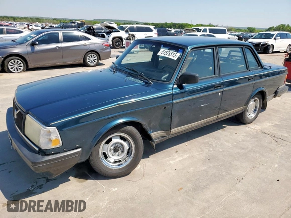 1992 Volvo 240 z VIN YV1AS8805N1467833, wystawiony jako Copart lot #51828515 z przebiegiem 178 826 mil mil oraz Szkoda całkowita • Salvage title. Historia ofert i sprzedaży dostępna na DreamBid. Obrazek 1.