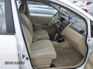 2009 Nissan Versa SL z VIN 3N1BC13E19L401296, wystawiony jako IAAI lot #42326812 z przebiegiem 178 756 mil mil oraz . Historia ofert i sprzedaży dostępna na DreamBid. Obrazek 5.