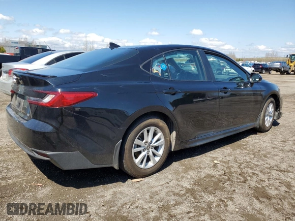 2025 Toyota Camry LE z VIN 4T1DAACK5SU517822, wystawiony jako Copart lot #55895755 z przebiegiem Nie podano mil oraz Szkoda całkowita • Salvage title. Historia ofert i sprzedaży dostępna na DreamBid. Obrazek 3.