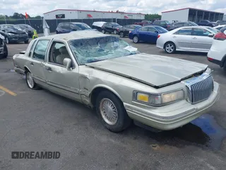 1997 Lincoln Town Car Signature z VIN 1LNLM82W3VY746254, wystawiony jako IAAI lot #42144893 z przebiegiem 97 834 mil mil oraz . Historia ofert i sprzedaży dostępna na DreamBid. Obrazek 1.