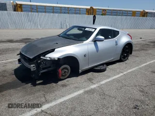 2014 Nissan 370Z Nismo z VIN JN1AZ4EH8EM633218, wystawiony jako Copart lot #57296165 z przebiegiem Nie podano mil oraz Szkoda całkowita • Salvage title. Historia ofert i sprzedaży dostępna na DreamBid. Obrazek 1.