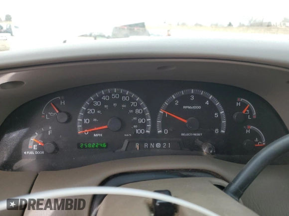 2000 Ford Expedition XLT with VIN 1FMRU1660YLB29813, listed as a Copart auction lot 44729765 with 258,224 mi miles and Salvage Title. Bid and sale history available at DreamBid. Image 9.
