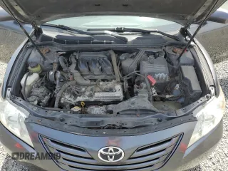 2008 Toyota Camry LE z VIN 4T1BK46K38U564521, wystawiony jako Copart lot #56508825 z przebiegiem 238 689 mil mil oraz Czysty tytuł • Clean title. Historia ofert i sprzedaży dostępna na DreamBid. Obrazek 11.