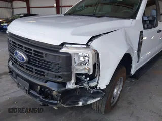 2024 Ford F-250 XL z VIN 1FT7W2AA4REF90588, wystawiony jako IAAI lot #42510225 z przebiegiem 925 mil mil oraz . Historia ofert i sprzedaży dostępna na DreamBid. Obrazek 6.