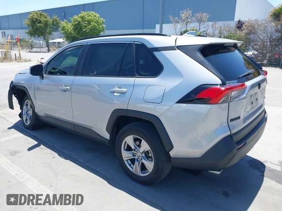 2022 Toyota RAV4 XLE z VIN 2T3W1RFV5NC213609, wystawiony jako IAAI lot #42561113 z przebiegiem 22 125 mil mil oraz . Historia ofert i sprzedaży dostępna na DreamBid. Obrazek 3.