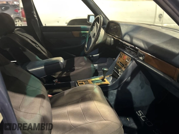 1984 Mercedes-Benz 500 z VIN WDBCA37A9EA027109, wystawiony jako Copart lot #74401344 z przebiegiem 137 953 mil mil oraz Tytuł czysty. Historia ofert i sprzedaży dostępna na DreamBid. Obrazek 5.