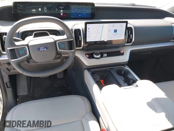 2025 Ford Expedition XLT с VIN 1FMJU1J85SEA23004, выставлен на аукционе IAAI как лот 42395289 с пробегом 1 917 миль миль и . История ставок и продаж доступна на DreamBid. Изображение 18.