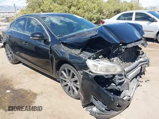 2015 Volvo S60 T5 Drive-E Premier z VIN YV140MFB3F2299721, wystawiony jako IAAI lot #42013732 z przebiegiem 82 407 mil mil oraz . Historia ofert i sprzedaży dostępna na DreamBid. Obrazek 1.