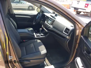2018 Toyota Highlander LE z VIN 5TDZARFH0JS041636, wystawiony jako IAAI lot #41834037 z przebiegiem 73 004 mil mil oraz . Historia ofert i sprzedaży dostępna na DreamBid. Obrazek 5.