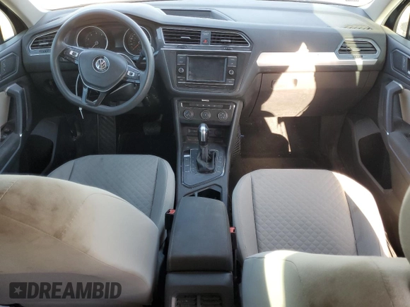 2020 Volkswagen Tiguan S z VIN 3VV1B7AX2LM059587, wystawiony jako Copart lot #48564695 z przebiegiem 178 661 mil mil oraz Czysty tytuł • Clean title. Historia ofert i sprzedaży dostępna na DreamBid. Obrazek 8.
