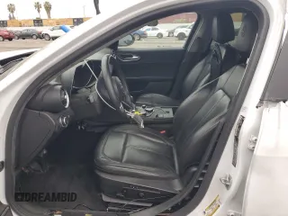 2019 Alfa Romeo Giulia z VIN ZARFAMAN6K7598202, wystawiony jako Copart lot #50883345 z przebiegiem Nie podano mil oraz Szkoda całkowita • Salvage title. Historia ofert i sprzedaży dostępna na DreamBid. Obrazek 7.