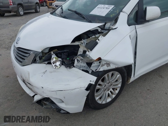 2011 Toyota Sienna XLE AAS with VIN 5TDYK3DC3BS161414, listed as a IAAI auction lot 41124705 with 167,364 mi miles. Bid and sale history available at carsss.com. Image 6.
