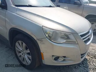 2010 Volkswagen Tiguan Wolfsburg Edition z VIN WVGAV7AX4AW516107, wystawiony jako IAAI lot #42399809 z przebiegiem 91 780 mil mil oraz . Historia ofert i sprzedaży dostępna na DreamBid. Obrazek 6.