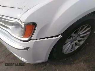 2014 Chrysler 300 z VIN 2C3CCAAGXEH171383, wystawiony jako IAAI lot #42006022 z przebiegiem 144 981 mil mil oraz . Historia ofert i sprzedaży dostępna na DreamBid. Obrazek 18.