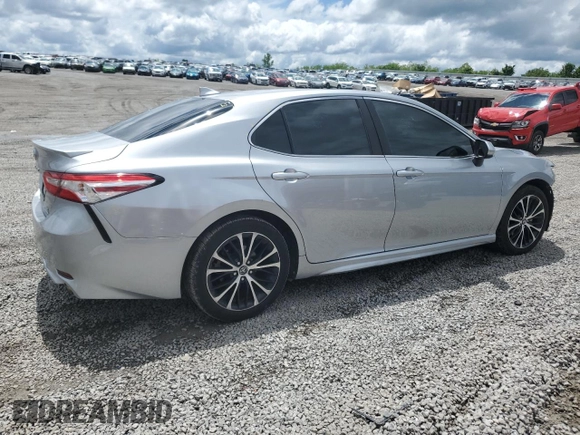 2020 Toyota Camry SE z VIN 4T1G11AK3LU928461, wystawiony jako Copart lot #56128885 z przebiegiem 103 559 mil mil oraz Szkoda całkowita • Salvage title. Historia ofert i sprzedaży dostępna na DreamBid. Obrazek 3.
