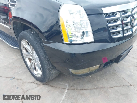 2013 Cadillac Escalade Luxury z VIN 1GYS3BEFXDR127777, wystawiony jako IAAI lot #42390040 z przebiegiem 206 852 mil mil oraz . Historia ofert i sprzedaży dostępna na DreamBid. Obrazek 17.