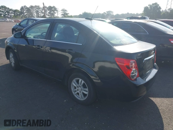 2016 Chevrolet Sonic LT z VIN 1G1JC5SH0G4108237, wystawiony jako IAAI lot #42413352 z przebiegiem 196 185 mil mil oraz . Historia ofert i sprzedaży dostępna na DreamBid. Obrazek 3.