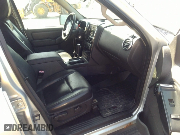 2009 Ford Explorer XLT with VIN 1FMEU73869UA17990, listed as a IAAI auction lot 41787675 with 198,364 mi miles. Bid and sale history available at carsss.com. Image 5.