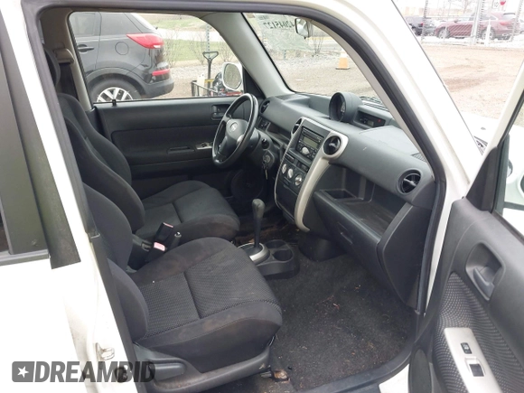 2005 Scion xB z VIN JTLKT324154024331, wystawiony jako IAAI lot #42045127 z przebiegiem 170 111 mil mil oraz . Historia ofert i sprzedaży dostępna na DreamBid. Obrazek 5.