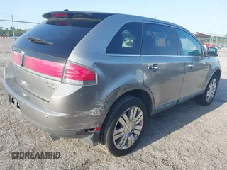 2008 Lincoln MKX z VIN 2LMDU88C28BJ18533, wystawiony jako IAAI lot #42273562 z przebiegiem 154 752 mil mil oraz . Historia ofert i sprzedaży dostępna na DreamBid. Obrazek 4.