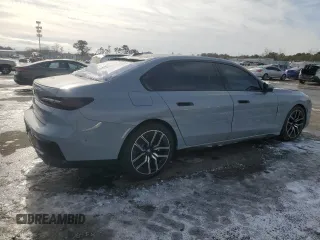 2023 BMW 7 Series 760i xDrive z VIN WBA33EJ00PCM58207, wystawiony jako Copart lot #41809425 z przebiegiem 10 658 mil mil oraz Szkoda całkowita • Salvage title. Historia ofert i sprzedaży dostępna na DreamBid. Obrazek 3.