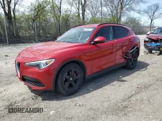 2018 Alfa Romeo Stelvio z VIN ZASFAKAN9J7C20041, wystawiony jako Copart lot #52884415 z przebiegiem 61 097 mil mil oraz Szkody całkowita. Historia ofert i sprzedaży dostępna na DreamBid. Obrazek 1.