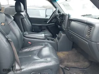 2002 Chevrolet Avalanche with VIN 3GNEK13T82G322323, listed as a IAAI auction lot 41725728 with 225,931 mi miles. Bid and sale history available at carsss.com. Image 5.