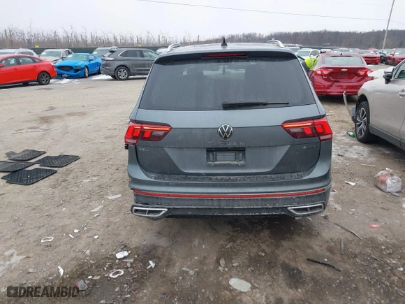 2022 Volkswagen Tiguan SEL R-Line with VIN 3VV4B7AX1NM159048, listed as a IAAI auction lot 41352532 with 33,394 mi miles. Bid and sale history available at carsss.com. Image 16.