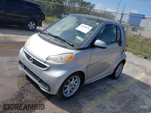 2012 Smart fortwo Pure z VIN WMEEJ3BA1CK560131, wystawiony jako IAAI lot #41540976 z przebiegiem 58 962 mil mil oraz . Historia ofert i sprzedaży dostępna na DreamBid. Obrazek 2.