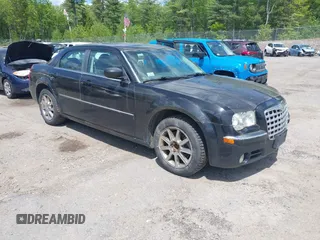 2008 Chrysler 300 z VIN 2C3LK33GX8H105142, wystawiony jako IAAI lot #42340421 z przebiegiem 327 116 mil mil oraz . Historia ofert i sprzedaży dostępna na DreamBid. Obrazek 1.